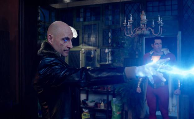 Mark Strong es el Doctor Sivana, el villano de la función.