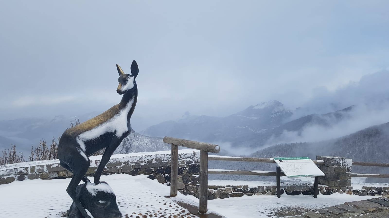 Imágenes de los paisajes nevados que estos días se pueden disfrutar en zonas como Fuente Dé, el acceso al puerto de san Glorio y Enterrías