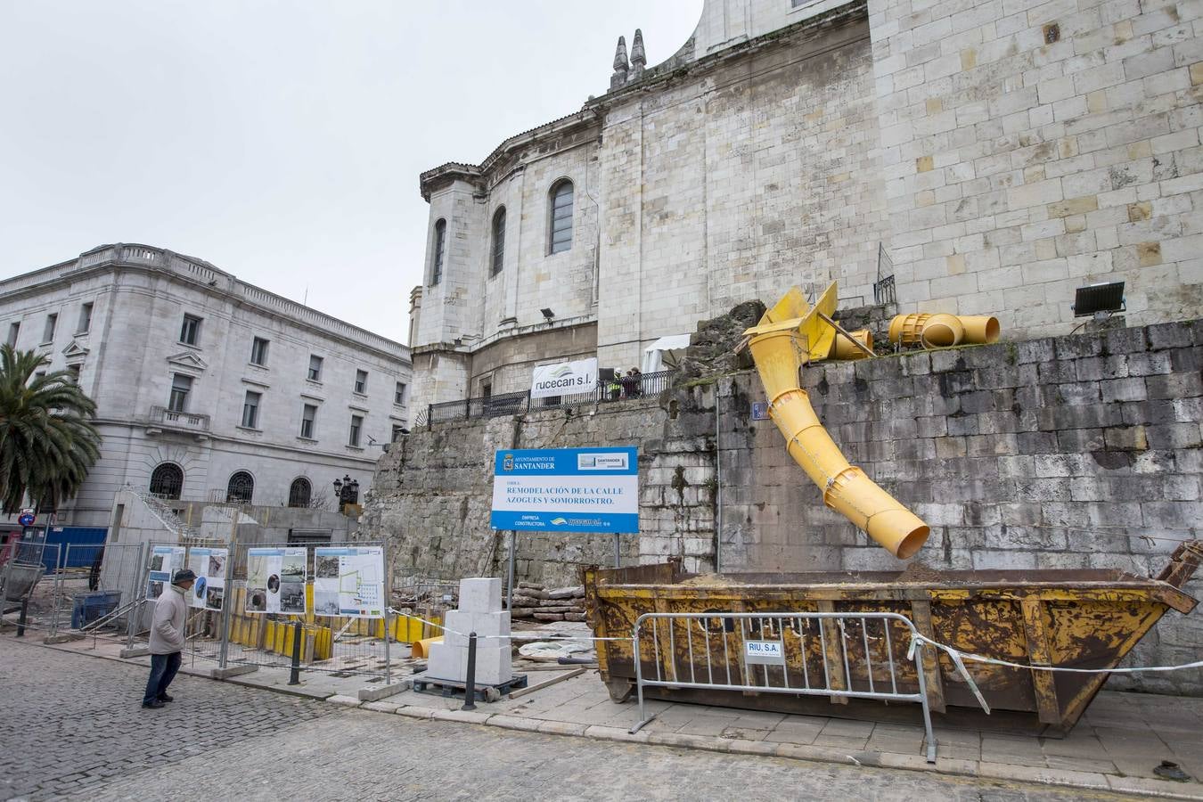 Hay carteles anunciadores que informan de las excavaciones y la remodelación de las calles Azogues y Somorrostro.