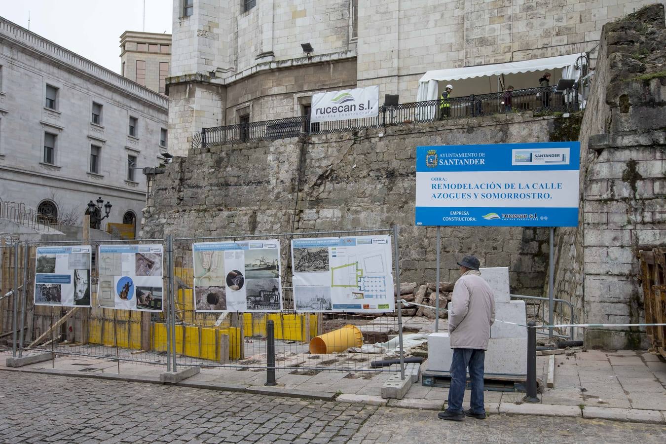 Hay carteles anunciadores que informan de las excavaciones y la remodelación de las calles Azogues y Somorrostro.