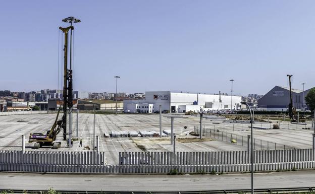 El consejero de Industria garantiza que Coated Solutions ampliará su planta en el Puerto de Santander