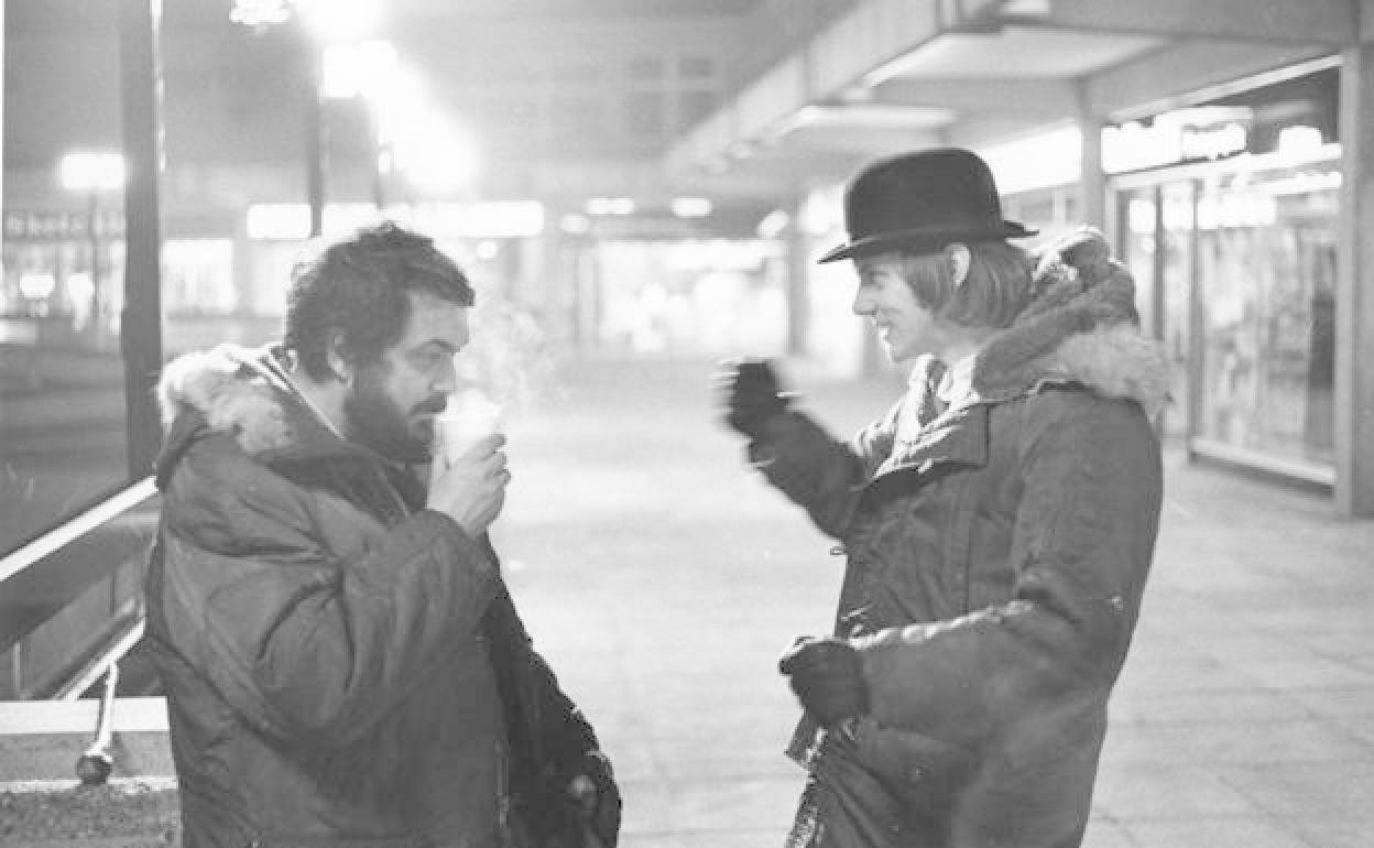 Stanley Kubrick y Malcolm McDowell en el rodaje de 'La naranja mecánica', la primera película cuya traducción al español corrió a cargo de Vicente Molina Foix.