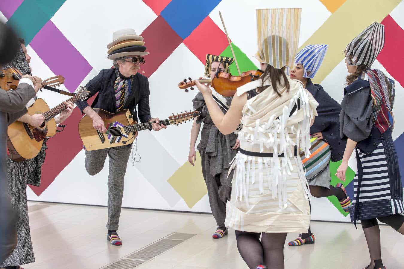 La muestra está amenizada por música en vivo coreografiada, y así lo ha escenificado el artista en la presentación.