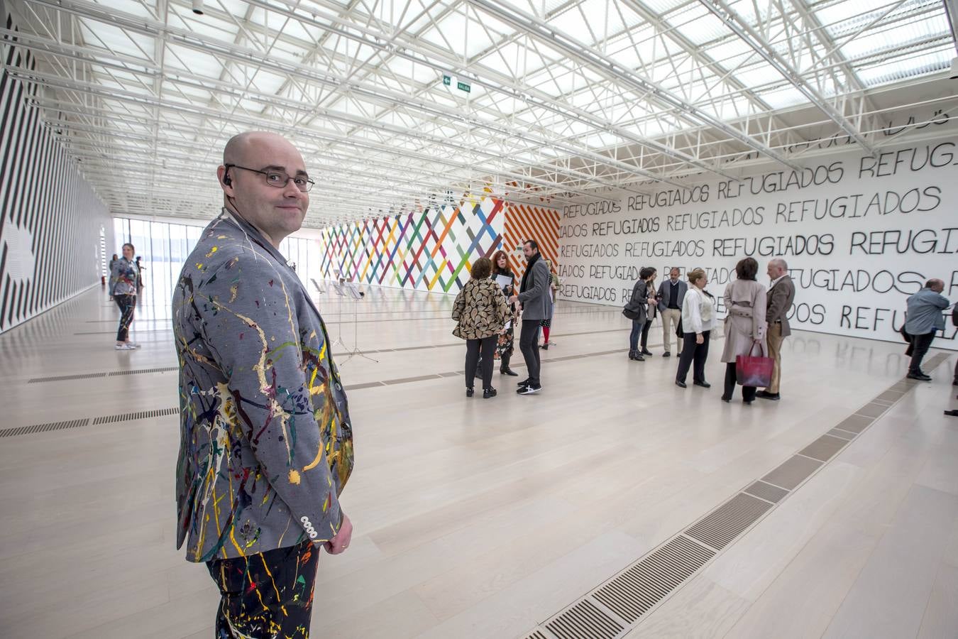 El personal de sala y de taquillas del Centro Botín acompaña la exposición con sus uniformes, pintados por el artista con 164 botes de pintura de 82 tonalidades diferentes.
