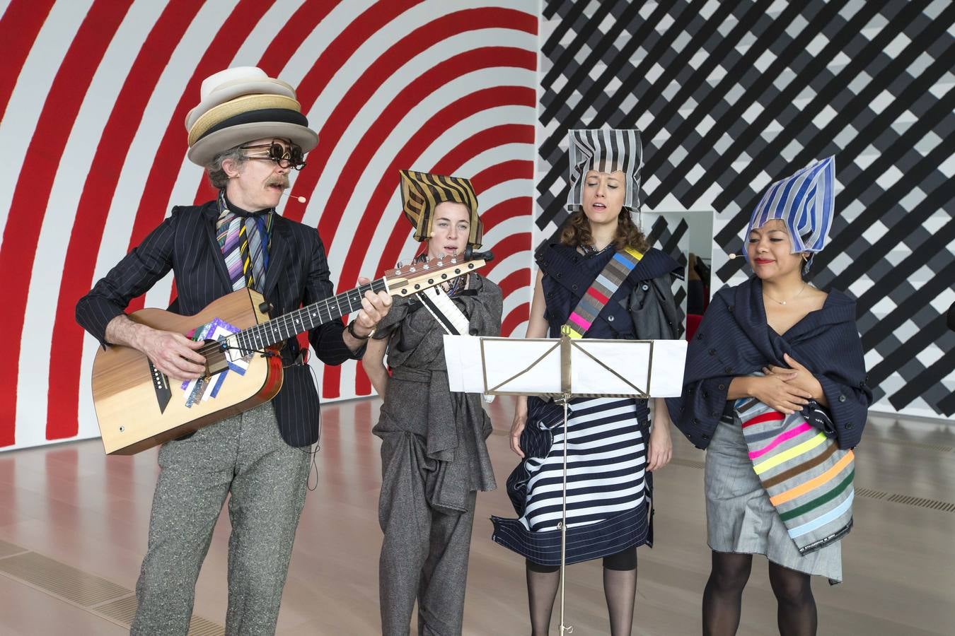 El artista británico Martin Creed (Wakefield, 1968) y su colorido «show» invadirán el Centro Botín de Santander del 6 de abril al 9 de junio con la muestra 'Amigos' un híbrido entre exposición y performance.