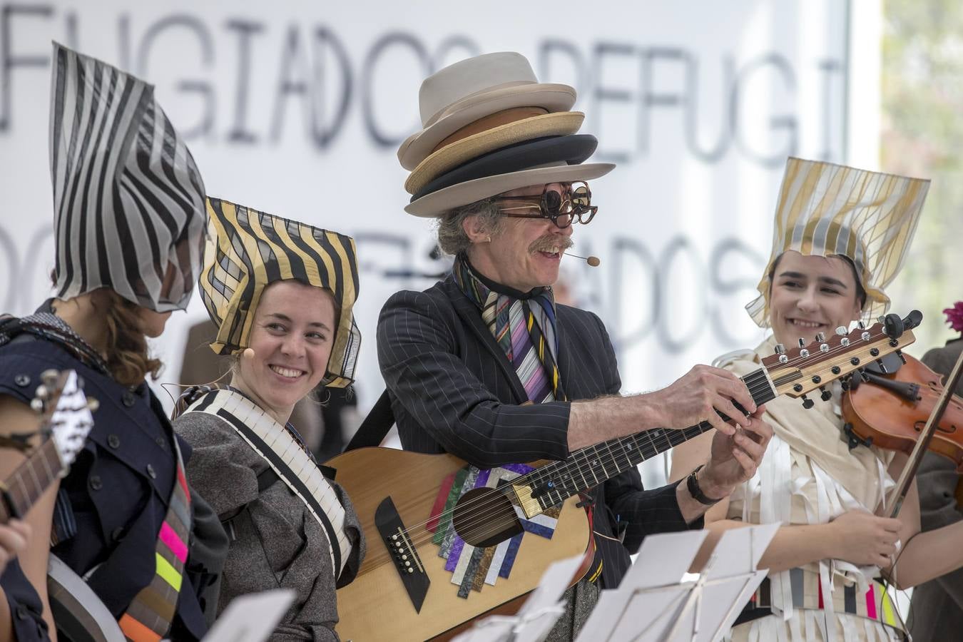 Los sombreros, las gafas, las corbatas, la guitarra y las bolsas en la cabeza... El universo Creed en el show 'Amigos'.