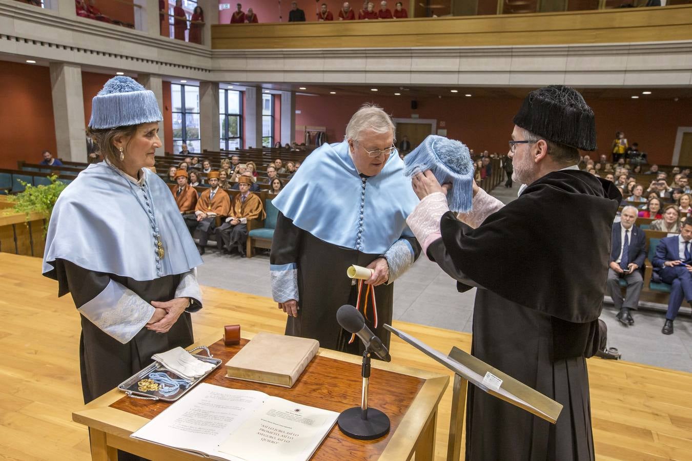 La Universidad de Cantabria ha investido este viernes doctor 'honoris causa' al hispanista británico Paul Preston 