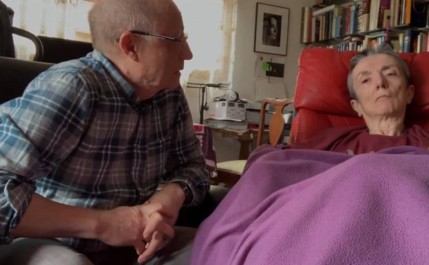 Ángel Hernández acompaña a su esposa María José Carrasco, enferma terminal de esclerosis múltiple, en los últimos minutos de su vid