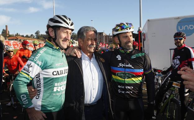 Miguel Ángel Revilla asistió a la salida de la prueba.