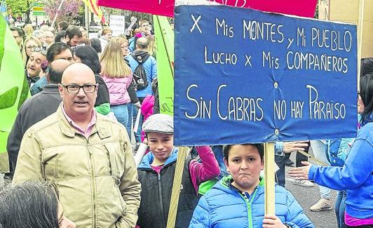 lejandro y Nicolás, con su padre, el alcalde de Peñarrubia, Secundino Caso, en la manifestación en Madrid contra la despoblación