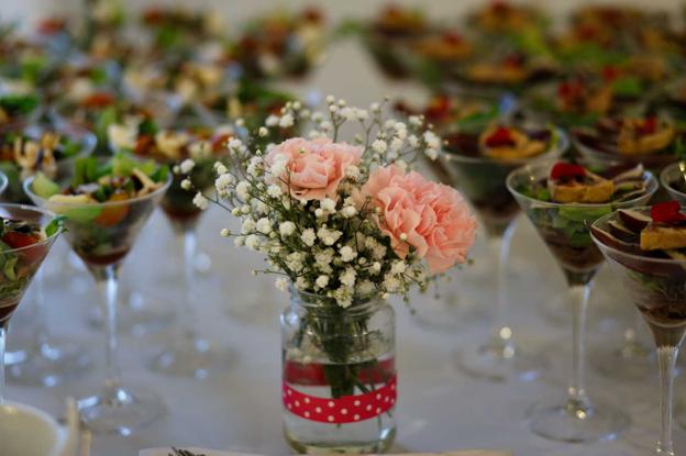 Parte de los aperitivos y decoración en la fiesta preboda de Elena y Alón.