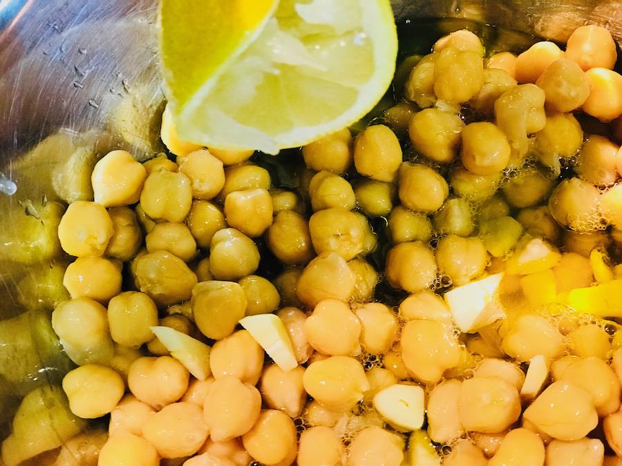 HUMMUS CON QUINOA Y VERDURAS. 1-Escurrir los garbanzos cocidos. En un bol o procesador de alimentos poner los garbanzos, dos dientes de ajo pelados, el zumo de un limón y aceite de oliva virgen. 