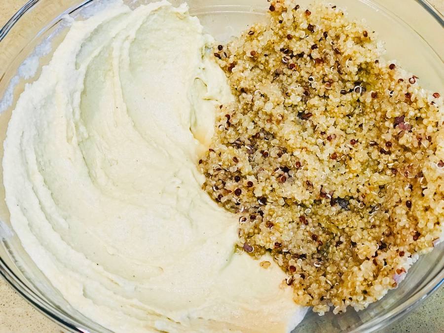 HUMMUS CON QUINOA Y VERDURAS. 5-Emplatado: En un bol poner una parte de hummus, en la otra parte del bol poner la quinoa.