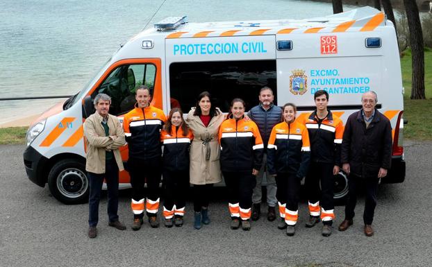 Los voluntarios de Protección Civil de Santander estrenan ambulancia
