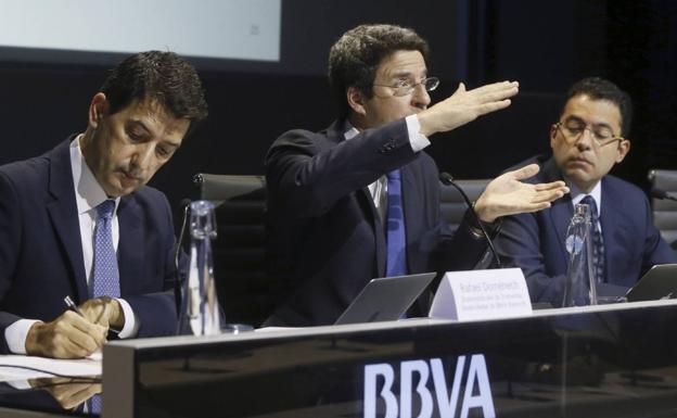 El jefe de Economías Desarrolladas del BBVA, Rafael Doménech (izq.), junto al economista jefe del Grupo, Jorge Sicilia (c), y el jefe de la entidad para España, Miguel Cardoso (d). 
