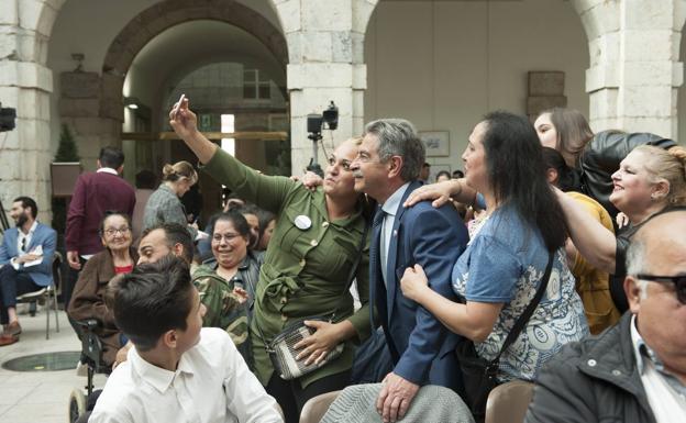 Revilla se hace fotos con los asistentes al acto en el Parlamento