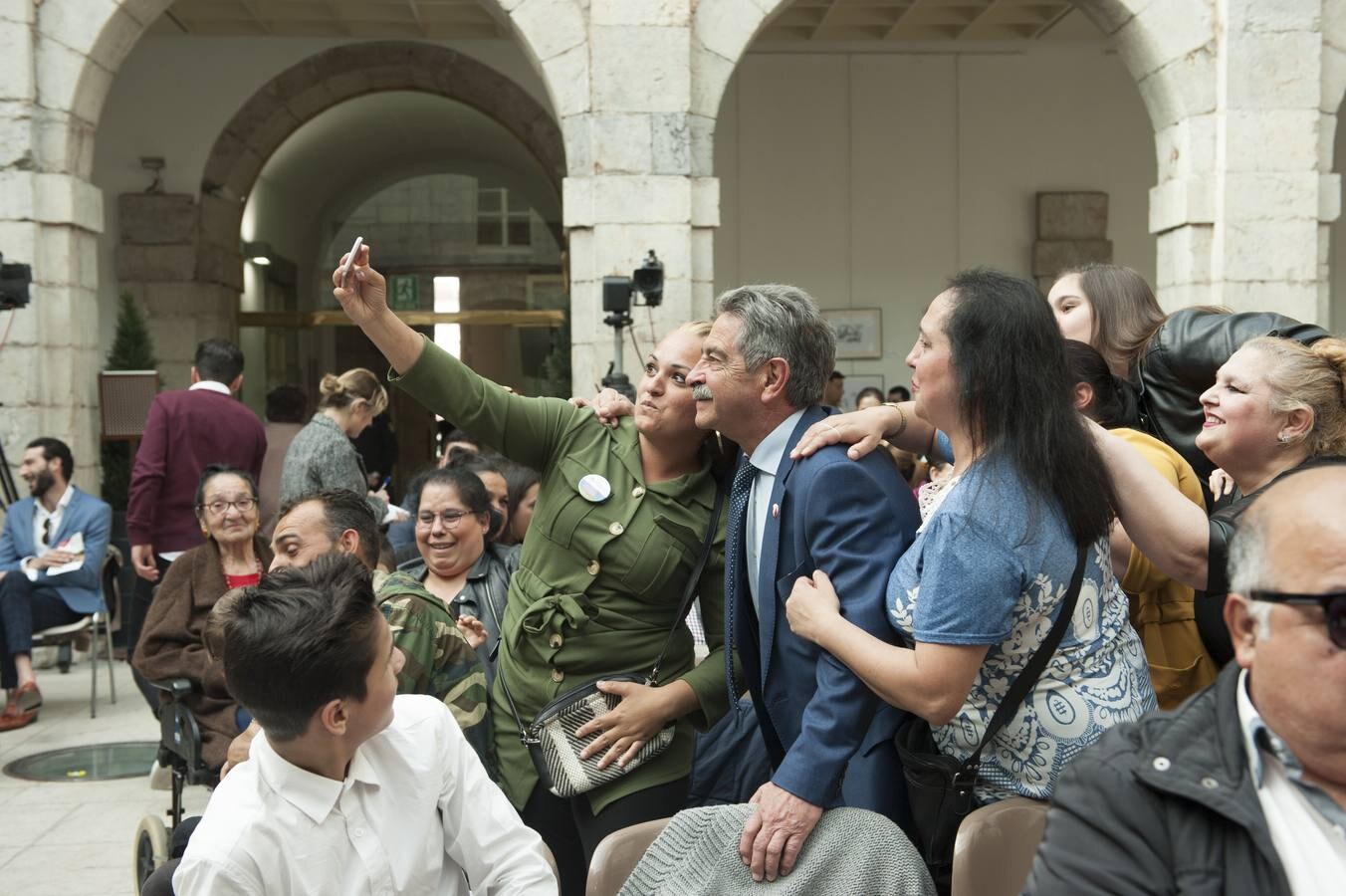 Revilla se hace una foto con asistentes al acto del Día Internacional del Pueblo Gitano