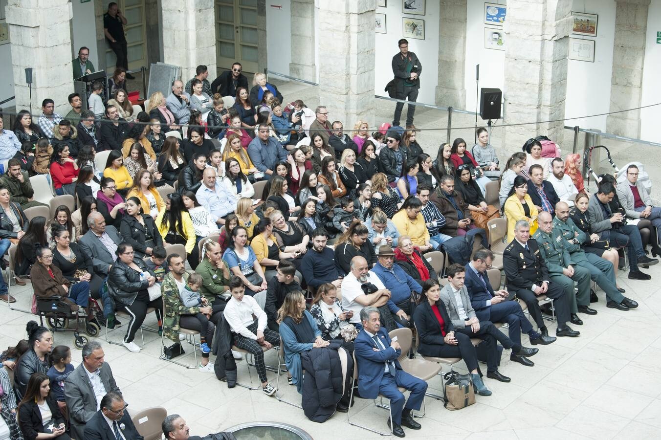 Los gitanos han celebrado hoy el Día Internacional del Pueblo Gitano con un acto en el Parlamento de Cantabria en el que han reivindicado «inclusión» en la sociedad