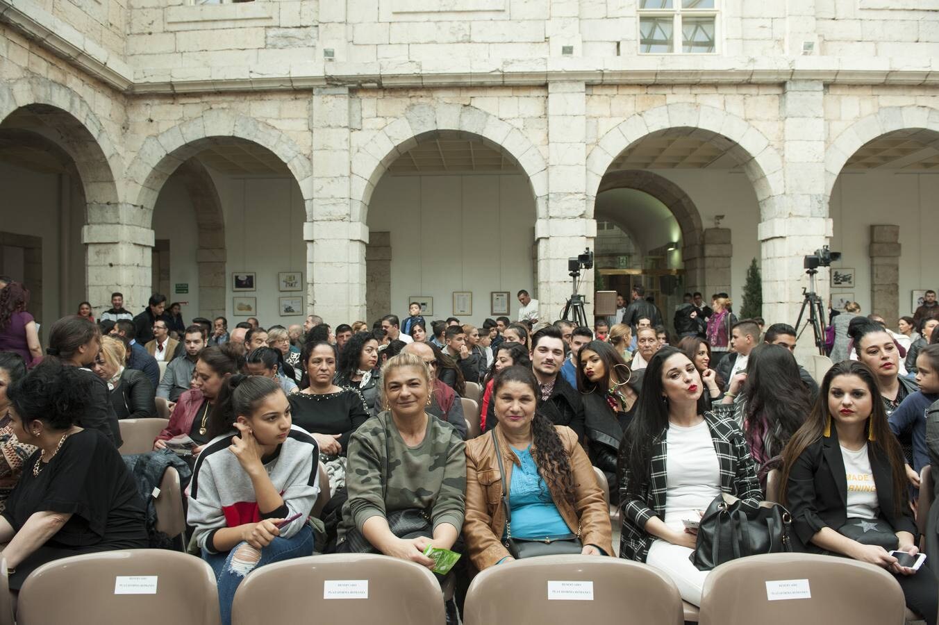 Los gitanos han celebrado hoy el Día Internacional del Pueblo Gitano con un acto en el Parlamento de Cantabria en el que han reivindicado «inclusión» en la sociedad