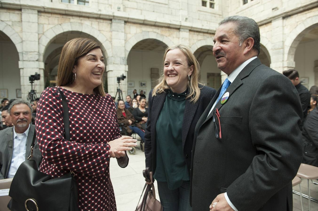 María José Sáenz de Buruaga (PP) junto a Isabel Urrutia (PP) y Emilio Motos