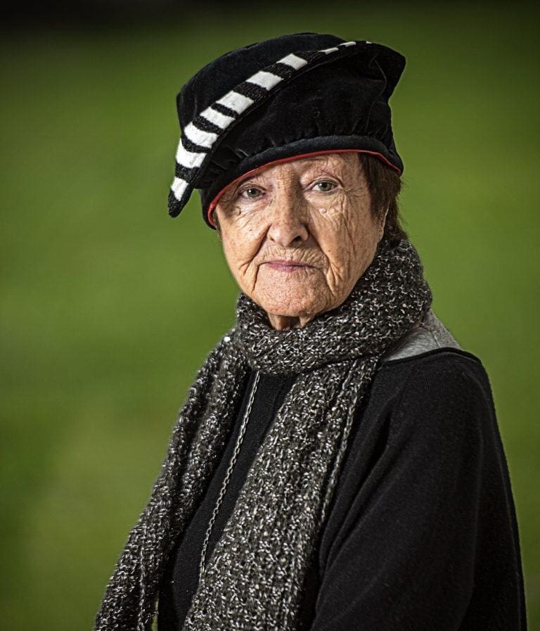 Después de muchos años dedicada a la moda, ahora la diseñadora santaderina vuelca su pasión en los tocados y sombreros