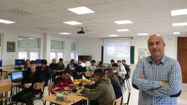 Raúl Conde junto a sus alumnos de informática. :: M. cabrera