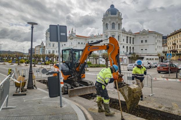 Operarios trabajan en la calle Los Infantes, ayer, en el primer día de las obras para remodelar la plaza de Italia de El Sardinero. 