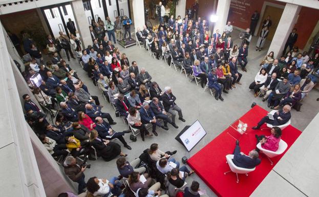 Imagen principal - Imágenes del acto de la firma del convenio de colaboración.