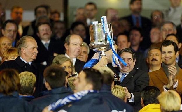 Lendoiro, levanta la Copa ganada en el 'centenariazo'.