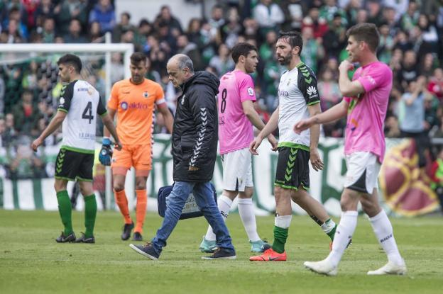 Figueras se retira lesionado de El Sardinero, detrás del doctor Mantecón.