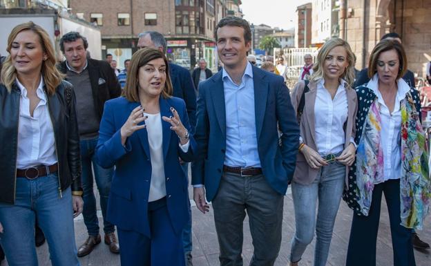 Casado junto a Buruaga en su visita a Torrelavega en marzo