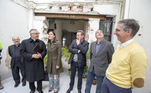 El obispo (izquierda) junto a la alcaldesa y otros responsables de la Diócesis y el Ayuntamiento,.