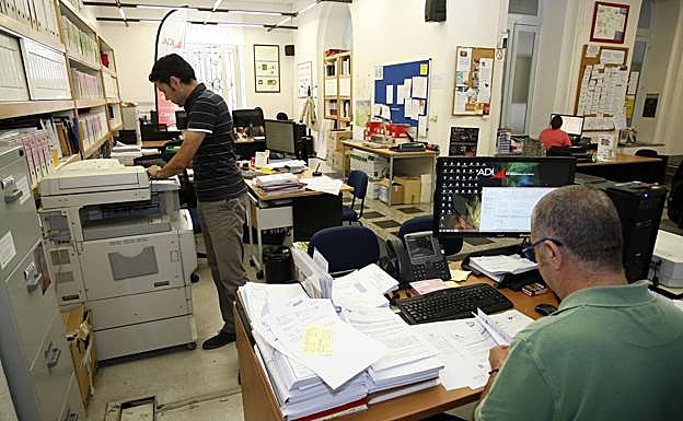 CCOO denuncia al Defensor del Pueblo la falta de regulación de la Relación de Puestos de Trabajo de Torrelavega