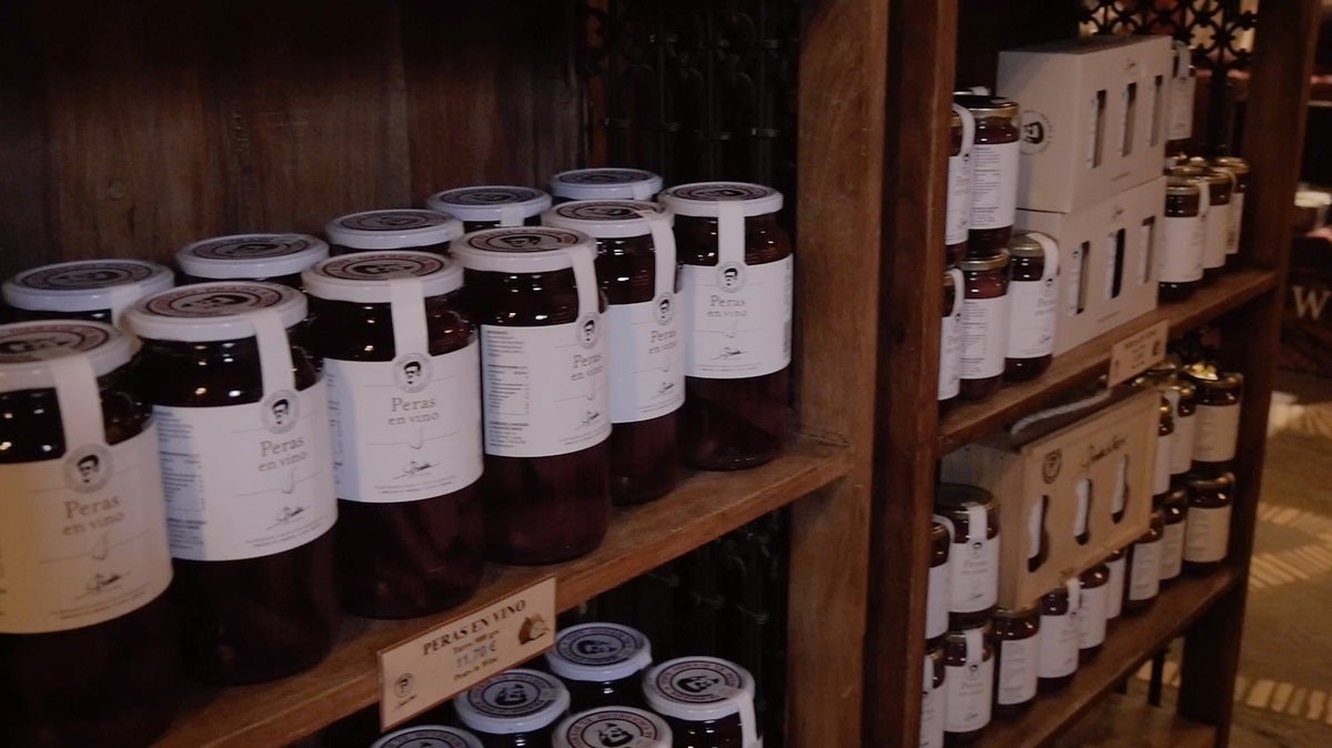 Recorremos León para descubrir qué esconden sus productos avalados con sellos de calidad. En la primera parada conocemos la manzana reineta, la pera conferencia, la castaña, la cereza, el pimiento asado y, como no, el emblema culinario de la comarca berciana