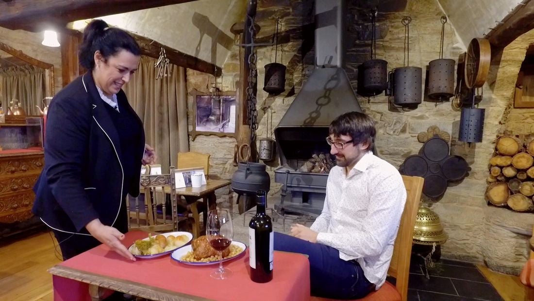 Recorremos León para descubrir qué esconden sus productos avalados con sellos de calidad. En la primera parada conocemos la manzana reineta, la pera conferencia, la castaña, la cereza, el pimiento asado y, como no, el emblema culinario de la comarca berciana