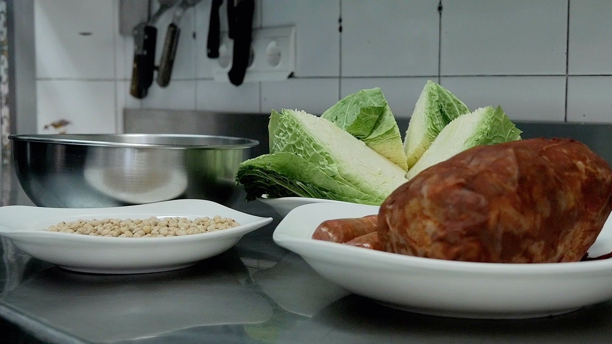Recorremos León para descubrir qué esconden sus productos avalados con sellos de calidad. En la primera parada conocemos la manzana reineta, la pera conferencia, la castaña, la cereza, el pimiento asado y, como no, el emblema culinario de la comarca berciana