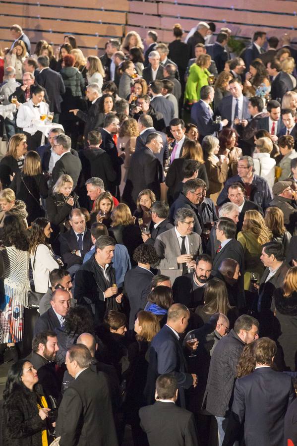 La gran mayoría de los invitados compartieron un vino y un picoteo.