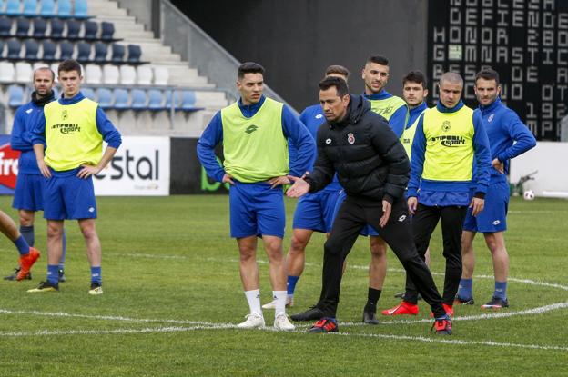 Dani Mori da instrucciones a sus jugadores, entre ellos Alberto, en la sesión de ayer.