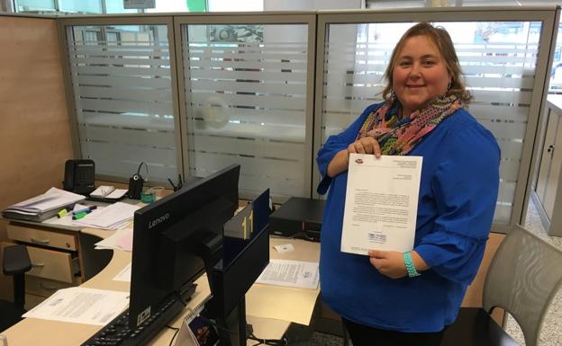 Leticia Cardenal entrega los escritos destinados a Mañanes y Revilla.