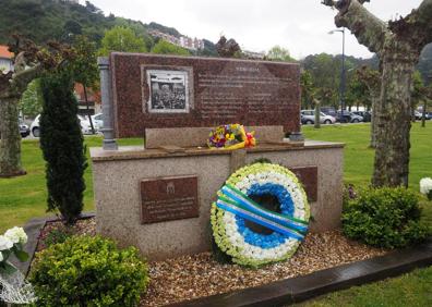 Imagen secundaria 1 - Un momento del homenaje junto al monumento erigido en 2010 en homenaje a los once laredanos en campos nazis