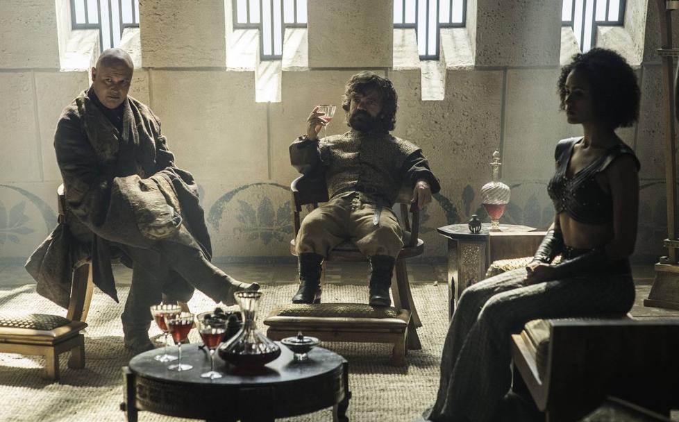 Secreto. Varys y Tyrion son dos de los personajes más intrigantes. En la imagen, con Missandei. El final se oculta con celo. 
