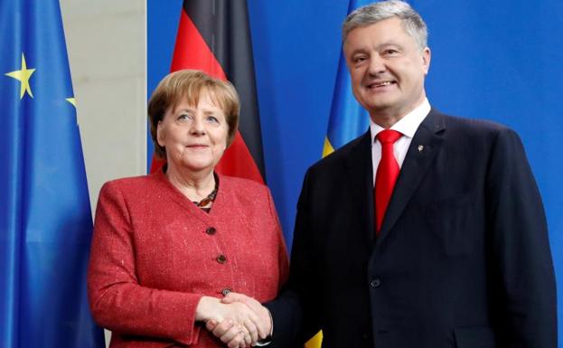 Merkel recibe a Poroshenko.