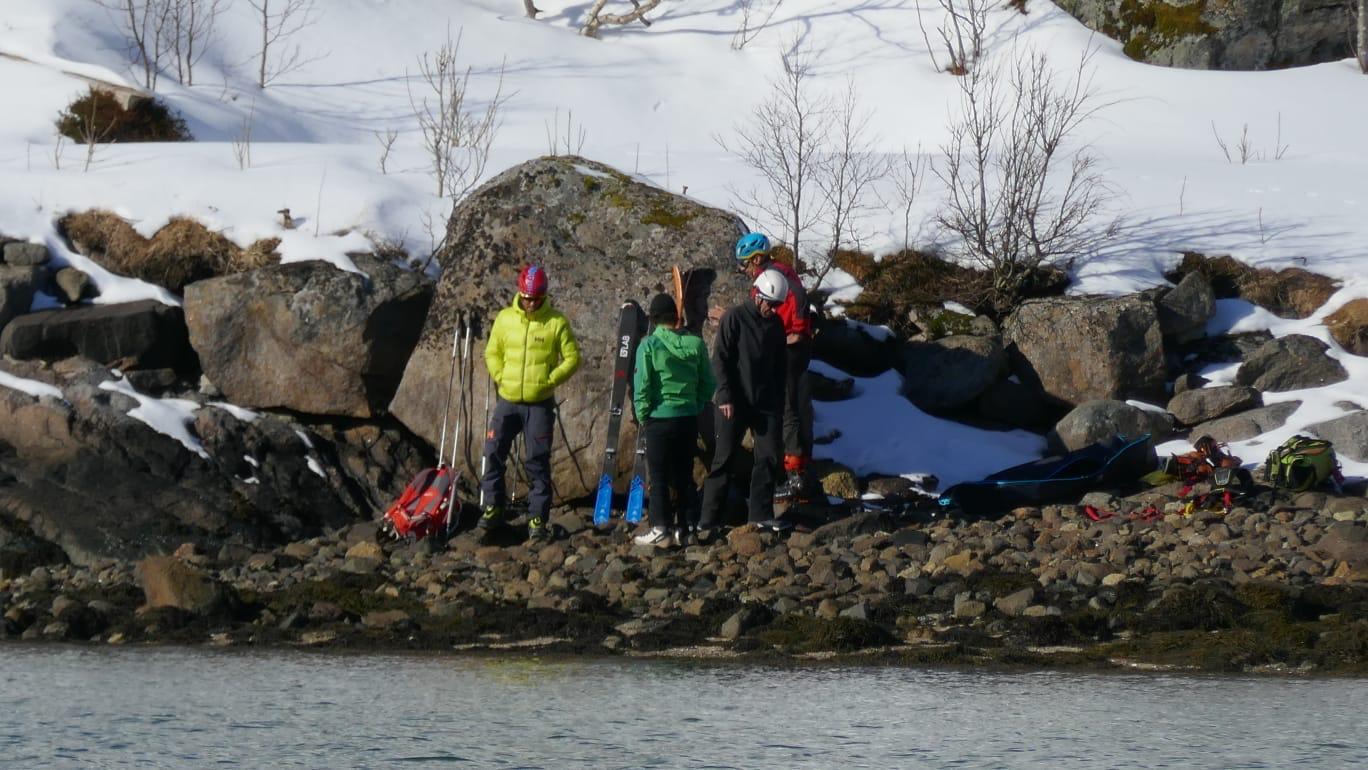 Una pequeña barca neumática dejaba a los integrantes de la expedición a los pies de las montañas que luego subían con los esquís de travesía.