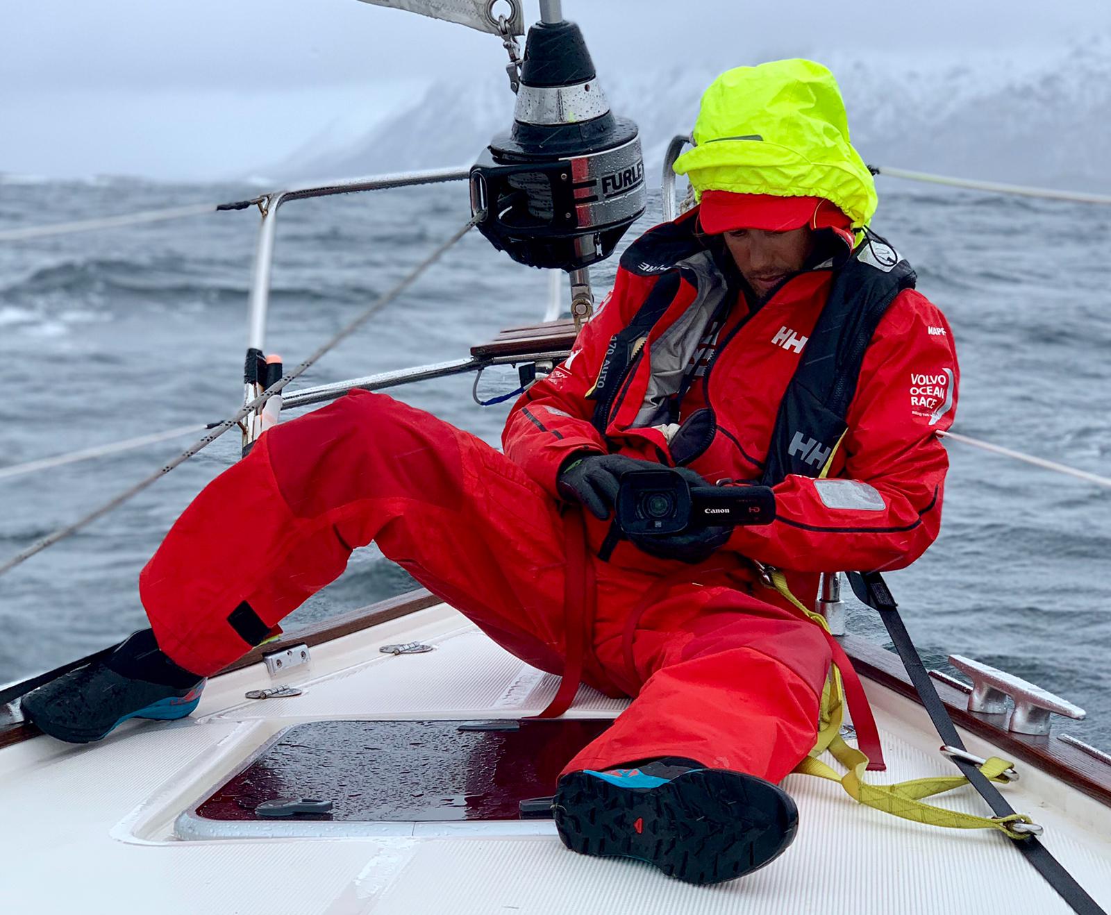 Pepín Román graba con una videocámara en la popa del barco para el documental.