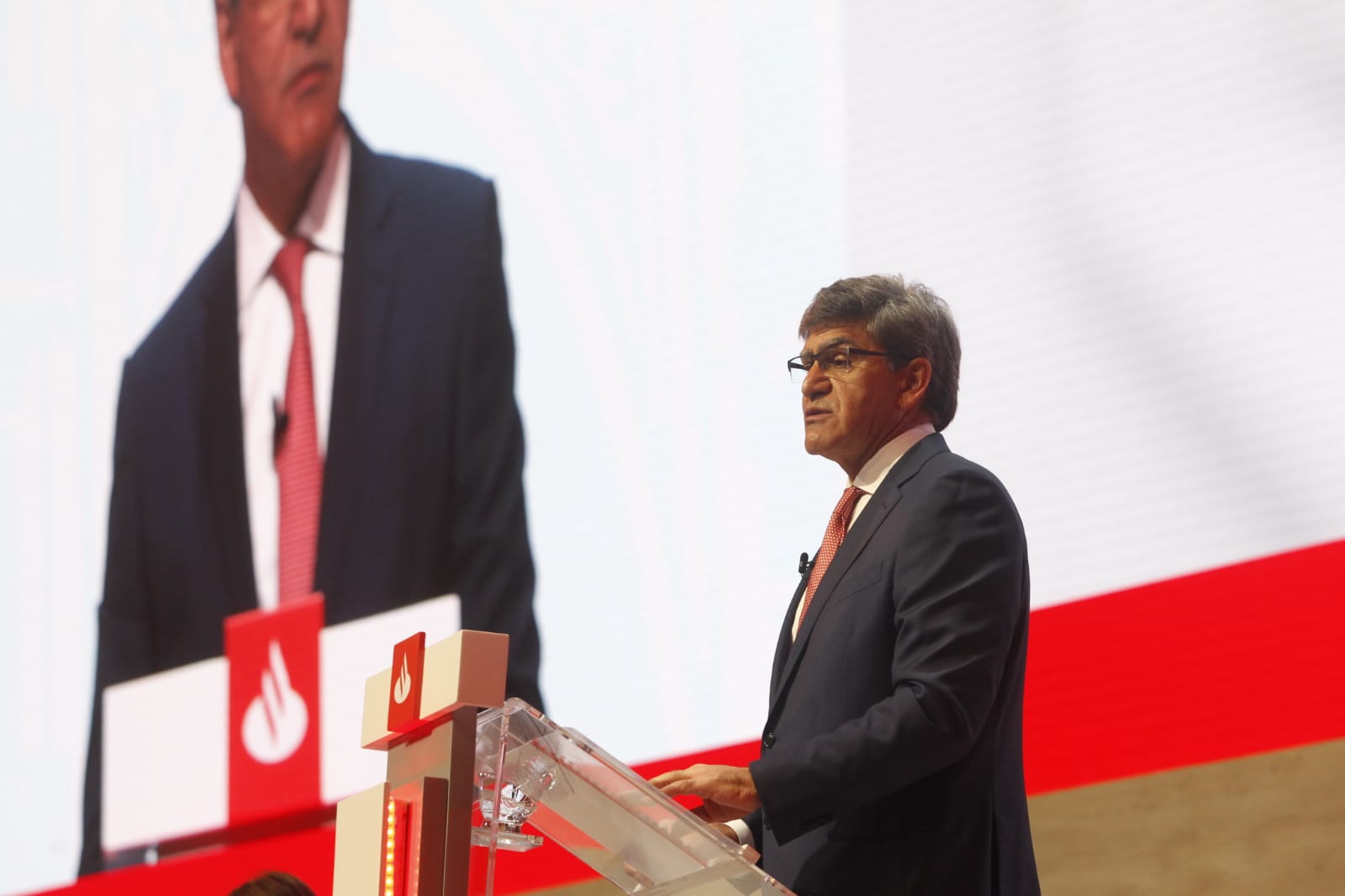 La junta del Banco Santander reúne este viernes a cerca de 2.500 accionistas ejecutivos y empleados de la entidad en el Palacio de Exposiciones de Santander. La junta ha comenzado a las 9.30 horas, presidida por Ana Botín.