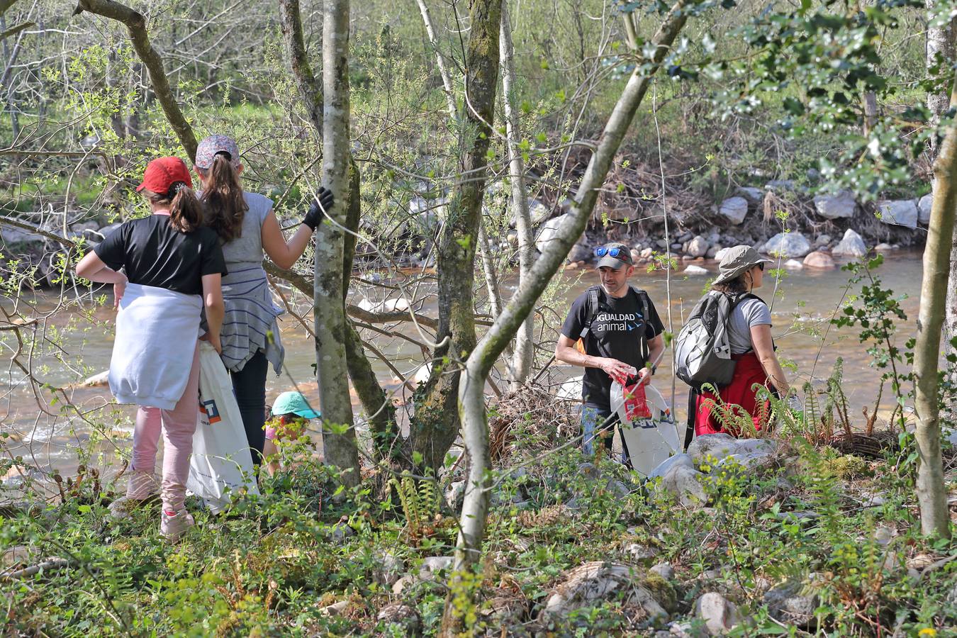 Fotos: Los voluntarios limpian los restos que dejaron las ríadas en Cabezón