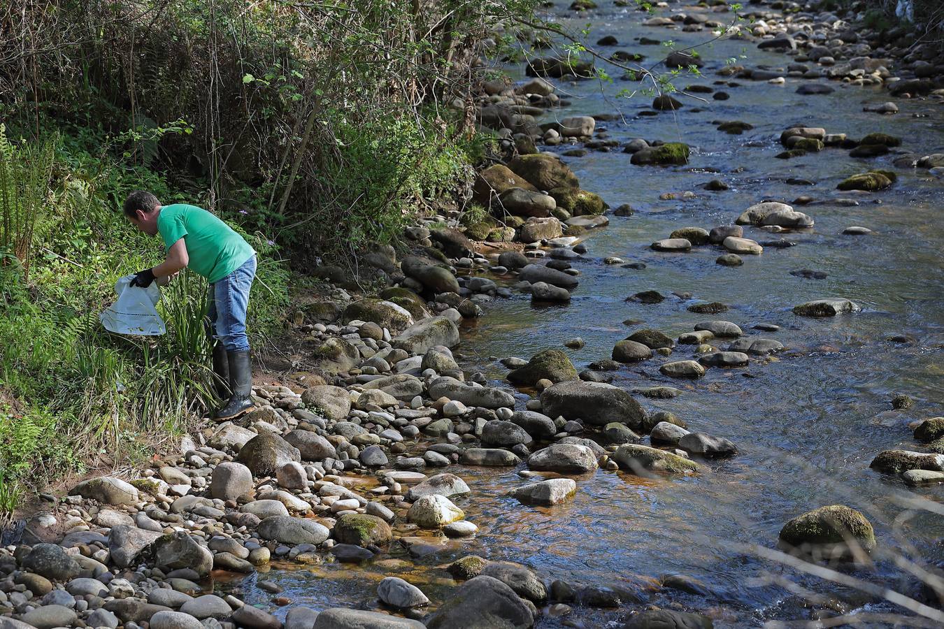 Fotos: Los voluntarios limpian los restos que dejaron las ríadas en Cabezón