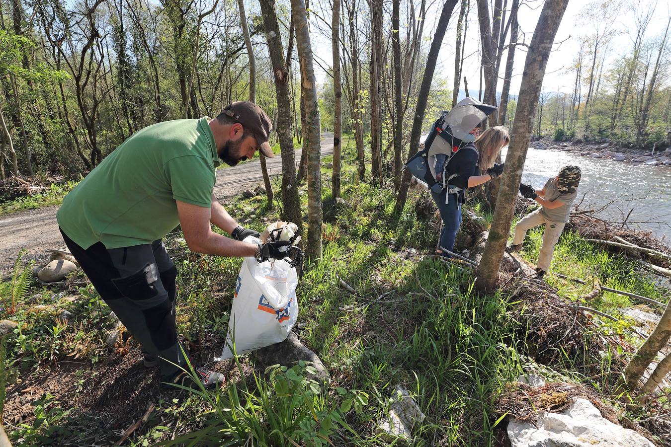 Fotos: Los voluntarios limpian los restos que dejaron las ríadas en Cabezón