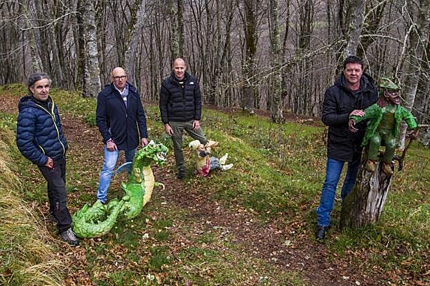 Luis Miguel García, Secundino Caso, Pedro González y Fran Querol, con las figuras mitológicas en el Monte Jozarco.