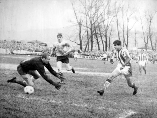  Solitario gol. Arce, ante la mirada de Zoco, cruza la pelota ante la salida de Illumbe en el único gol que supuso la victoria gimnástica en 1967.